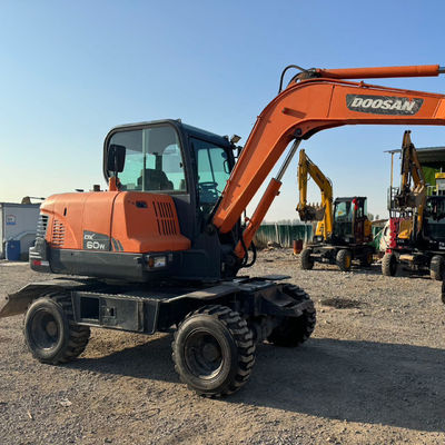 48KW 사용 된 도산 발굴기 도산 DX60W 수압 크롤러 발굴기 5550 kg