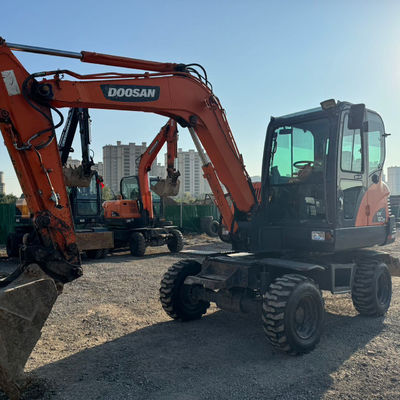 48KW 사용 된 도산 발굴기 도산 DX60W 수압 크롤러 발굴기 5550 kg