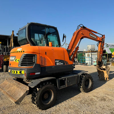 48KW 사용 된 도산 발굴기 도산 DX60W 수압 크롤러 발굴기 5550 kg